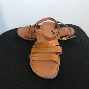 Leather flat sandals. Tan